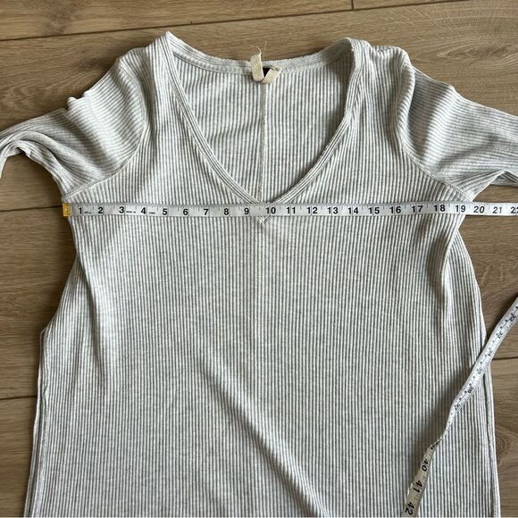 We the Free Split Side Tuesday Tunic V-Neck Knit Top Size Large Light Grey - Picture 10 of 11